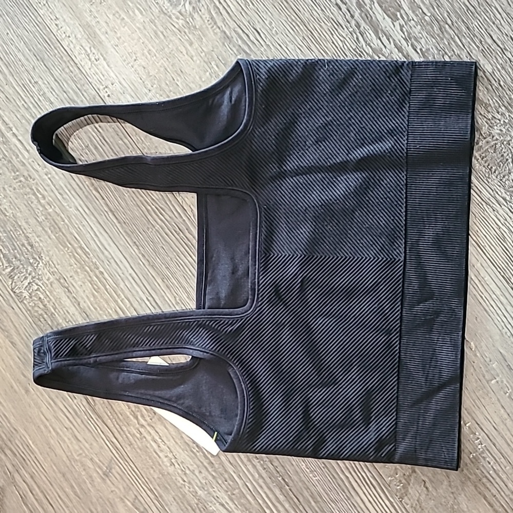 RESTOCKED All In Motion Black Seamless Textured Cropped Tank - Picture 4 of 4